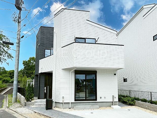 たっぷりの陽光と心地よい風が舞い込む住まい