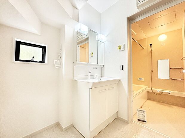 ゆとりの洗面スペースで朝の身支度もスムーズに
