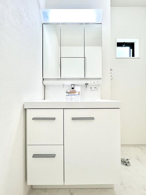 大きく見やすい三面鏡で清潔感ある洗面台は、身だしなみチェックや肌のお手入れにおすすめです。