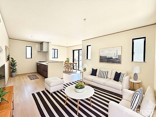 ご家族の賑やかな話し声で包まれる明るいリビング  ※家具はCGです