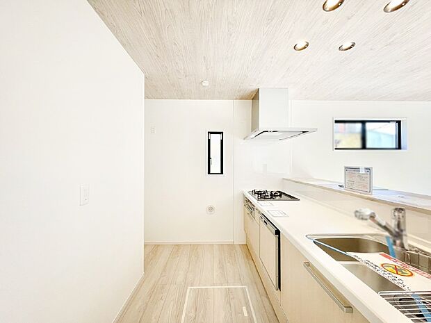 爽やかな風が通り抜けるキッチン。窓があるので明るく換気にも役立ちます。