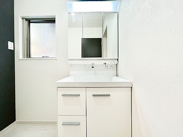 収納力と機能性に優れた洗面化粧台  