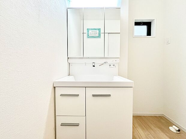 収納力と機能性に優れた洗面化粧台