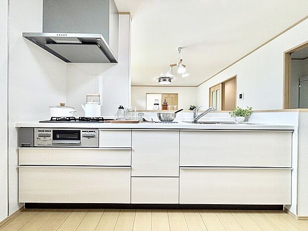 リビングを見渡せる人気のカウンターキッチン。 家族を見守りながら家事をすることができます。