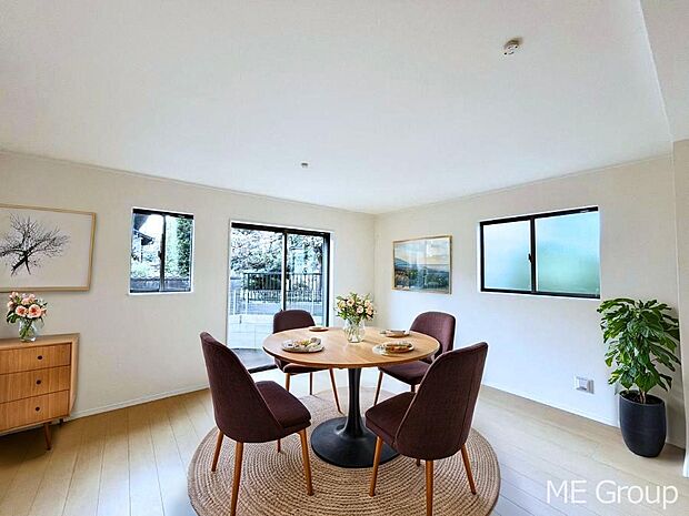 ご家族の賑やかな話し声で包まれる明るいリビング  ※家具はCGです