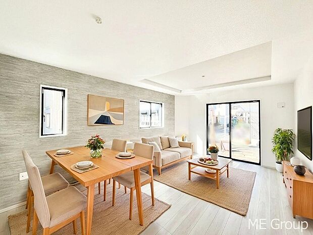 ご家族の賑やかな話し声で包まれる明るいリビング  ※家具はCGです