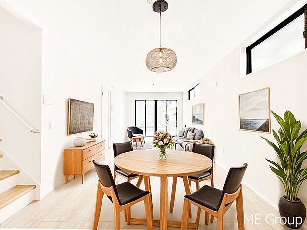 大きな窓からたっぷりの陽光と風を感じられるリビング　※家具はCGです  