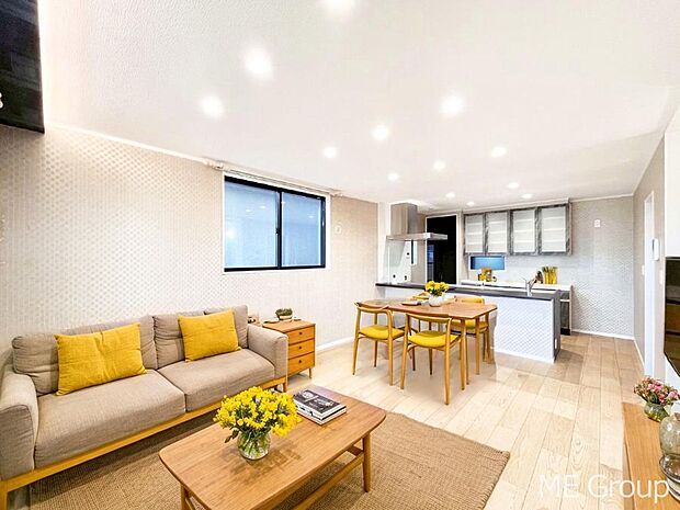 プライバシーも守れる2階リビングは明るく開放感たっぷり ※家具はCGです