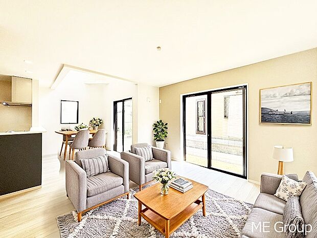 大きな窓からたっぷりの陽光と風を感じられるリビング※家具はCGです