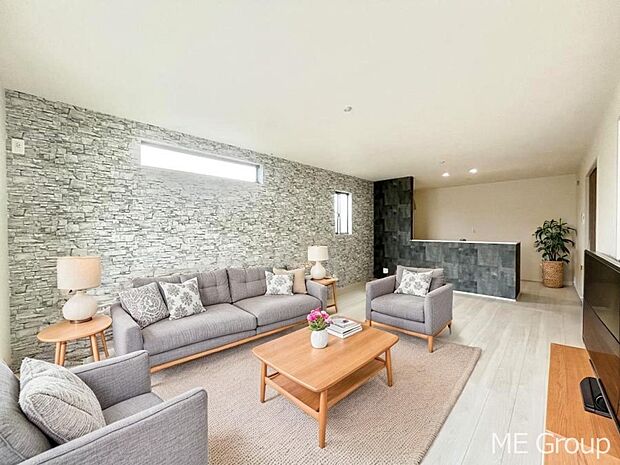 ご家族の賑やかな話し声で包まれる明るいリビング  ※家具はCGです