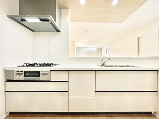 爽やかな風が通り抜けるキッチン。窓があるので明るく換気にも役立ちます。