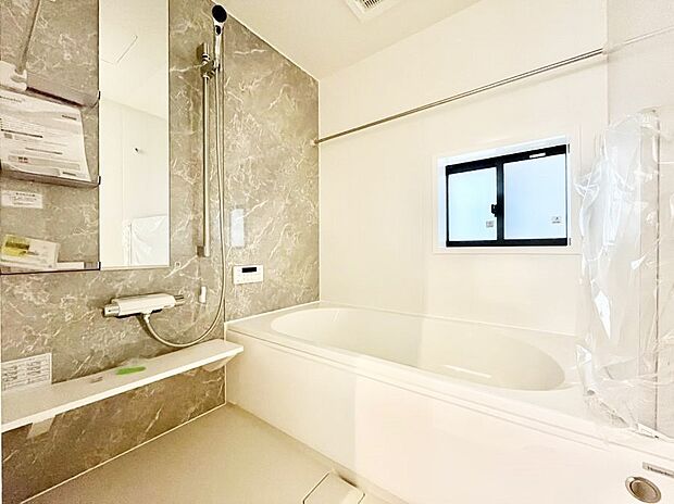 一日の疲れを癒してくれる明るい清潔感のあるバスルーム