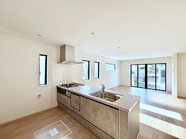 カウンター越しに楽しいおしゃべり。いつものお料理がもっと美味しくなりそうですね。 