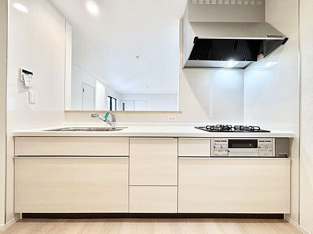 リビングを見渡せる人気のカウンターキッチン。 家族を見守りながら家事をすることができます。