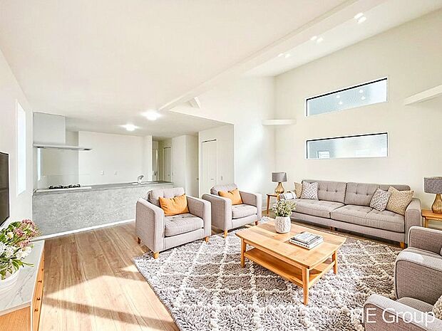 ご家族の賑やかな話し声で包まれる明るいリビング  ※家具はCGです　