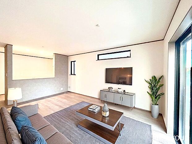 ご家族の賑やかな話し声で包まれる明るいリビング  ※家具はCGです