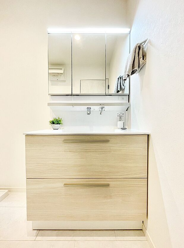 収納力と機能性に優れた洗面化粧台