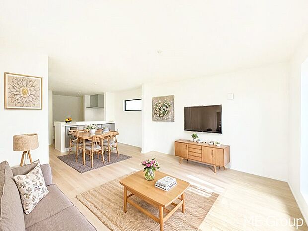 家族の和やかな会話が聞こえてきそう。開放感のあるリビングです。※家具はCGです  