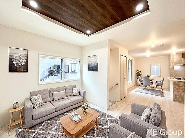 ご家族の賑やかな話し声で包まれる明るいリビング ※家具はCGです