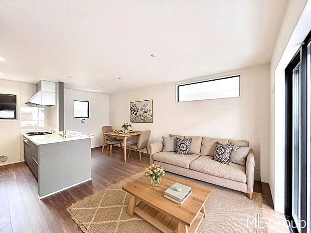 ご家族の賑やかな話し声で包まれる明るいリビング ※家具はCGです