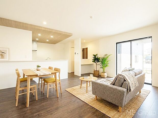 大きな窓からたっぷりの陽光と風を感じられるリビング※家具はCGです