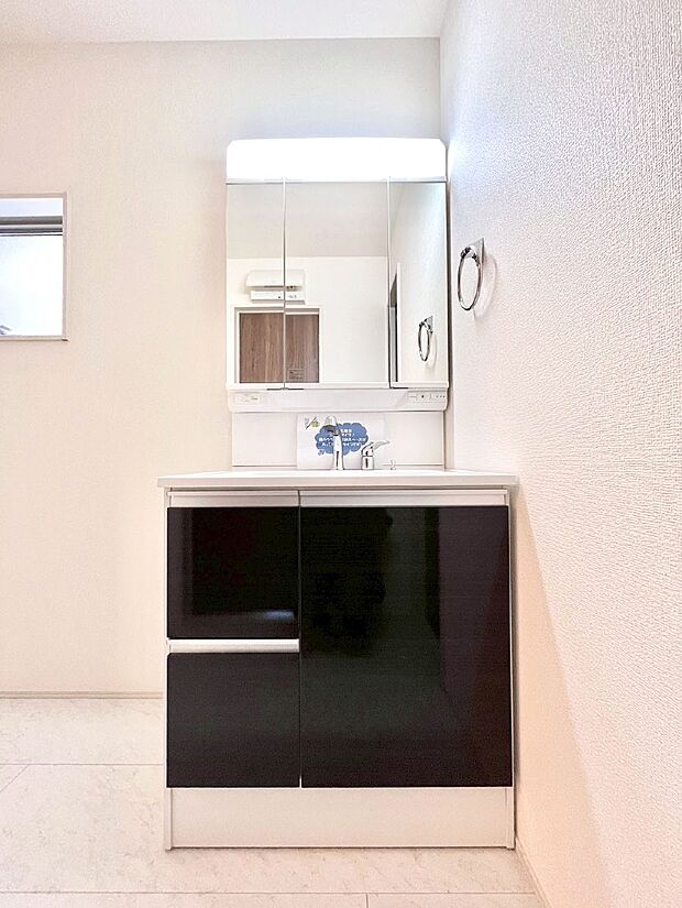 大きく見やすい三面鏡で清潔感ある洗面台は、身だしなみチェックや肌のお手入れにおすすめです。