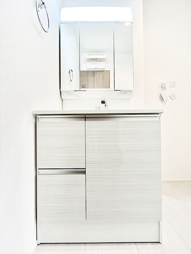 三面鏡キャビネット・シャワー付き洗面化粧台で忙しい朝の身支度もスムーズに!