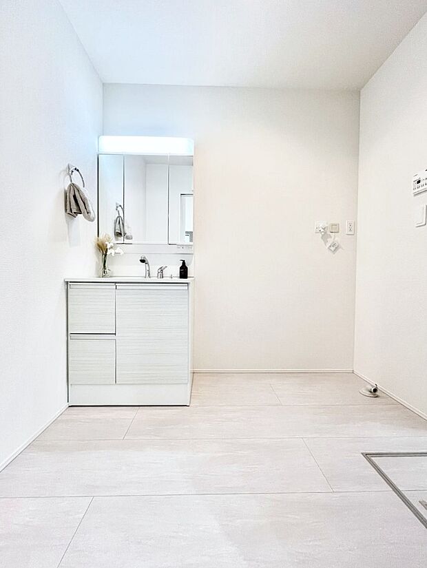 ゆとりの洗面スペースで朝の身支度もスムーズに