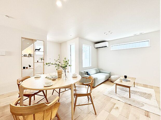 たっぷりの陽光と風を感じられるリビング