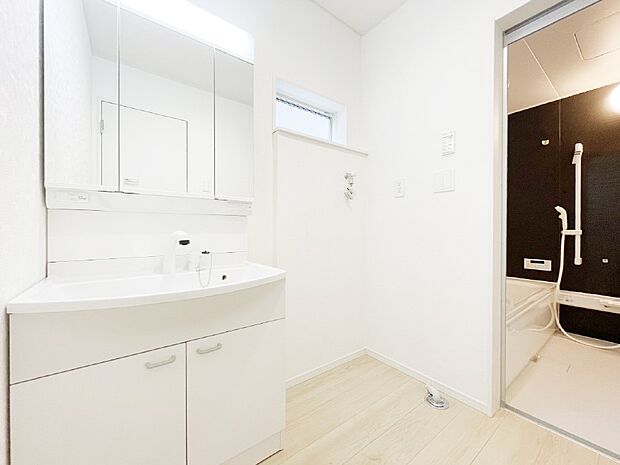 清潔感ある洗面化粧室で朝の身支度も快適