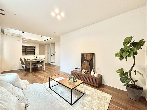 落ち着いた雰囲気のLDKは家族みんなの快適空間