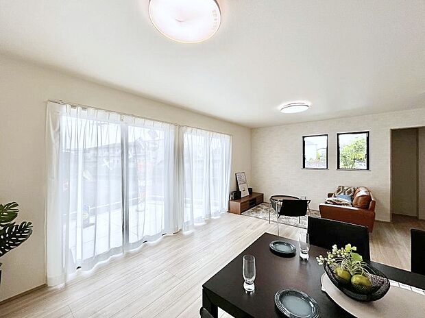 大きな窓からたっぷりの陽光と風を感じられるリビング　※家具はCGです  