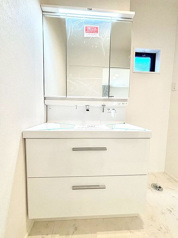 大きく見やすい三面鏡で清潔感ある洗面台は、身だしなみチェックや肌のお手入れにおすすめです。