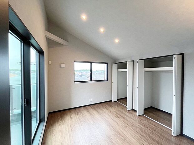 【洋室】明るいバルコニーサイドに洋室を設置。目覚めの良い寝室に。