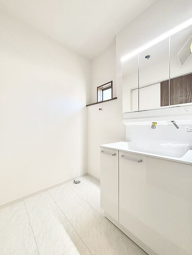 【脱衣場】清潔感のある快適空間です。毎日の身支度も気持ち良くお使い頂けます。 