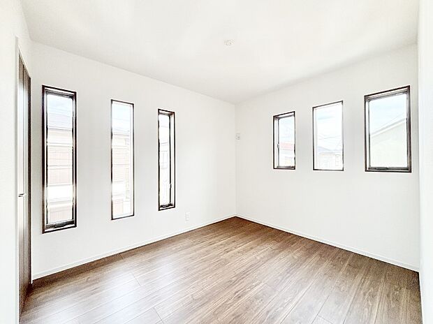 【子供部屋】2面採光の洋室！窓から入り込む陽光がお部屋全体を優しく包み込みます！