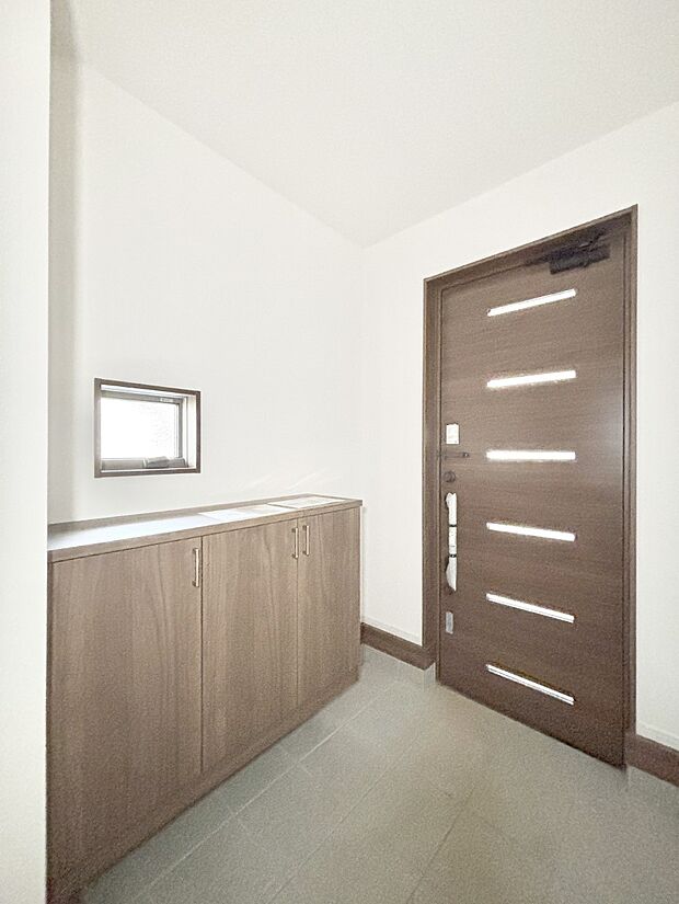 【玄関】家族の帰宅やお客様をあたたかく迎える玄関  