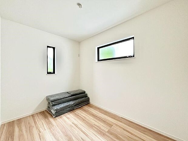 【子供部屋】窓からのやさしい光が心地よいプライベートルーム