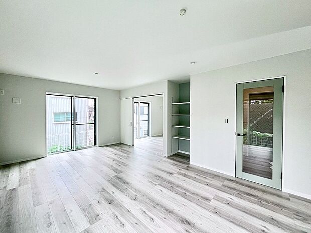 【リビングダイニング】明るい陽光が注ぎ、寛ぎの雰囲気に満たされるリビング・ダイニング。 