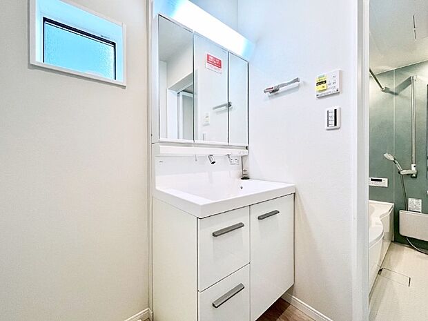 【脱衣場】清潔感のある快適空間です。毎日の身支度も気持ち良くお使い頂けます。 