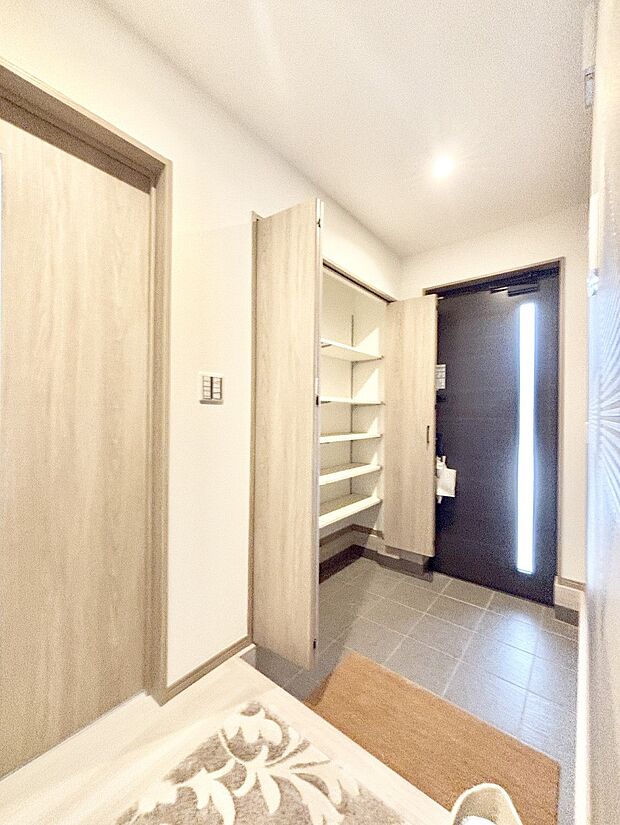 【玄関】家族の帰宅やお客様をあたたかく迎える玄関