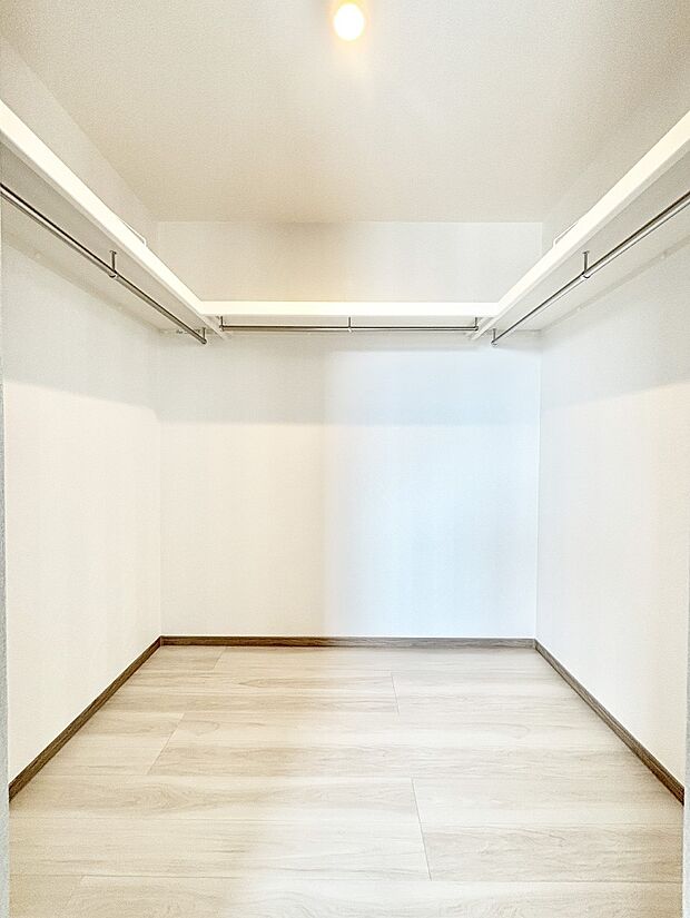 【ウォークインクローゼット】ウォークインクローゼット付きで生活空間を広く利用できます。