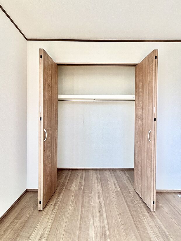 【収納】洋室のクローゼット。奥行きがあるので厚手の衣類もすっきり収まります。