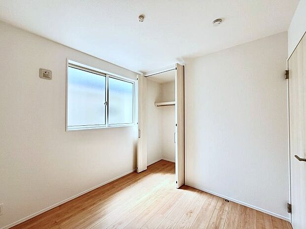 【寝室】明るいバルコニーサイドに洋室を設置。目覚めの良い寝室に