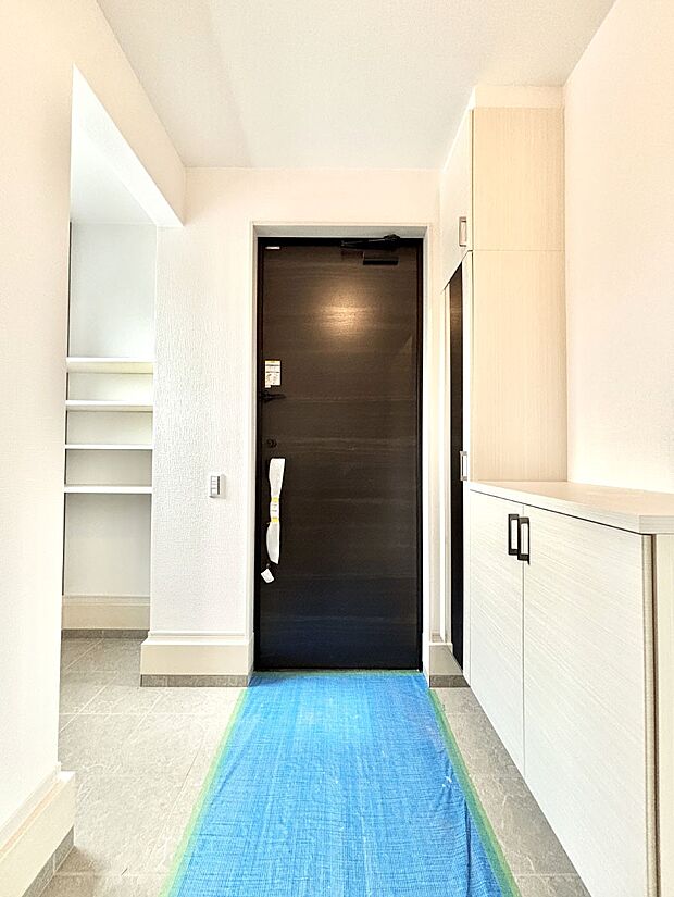 【玄関】明るい玄関はお客様をお出迎えするのにぴったりです！ 