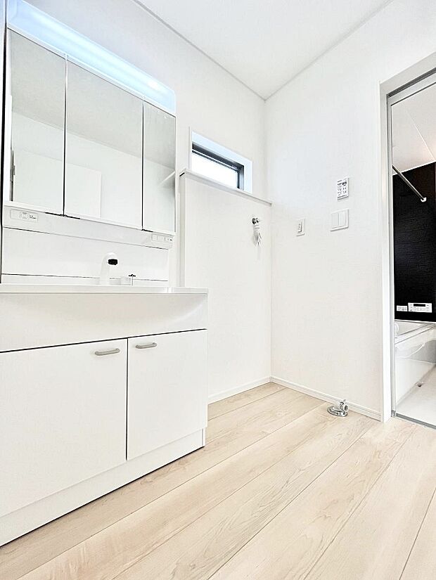 【脱衣場】洗面所はゆとりのあるスペースで、身支度や入浴後のスキンケアも心に余裕をもってできそうです。  