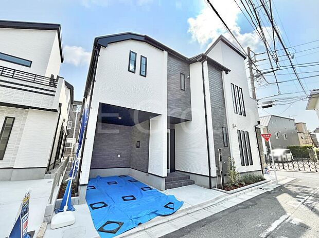 【現地外観写真】シンプルで落ち着きのある建物は住むかたの個性でオリジナルなものになっていきます。 