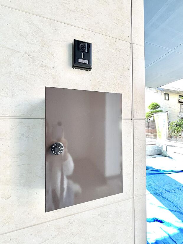 【その他現地】シンプルデザインのポスト。