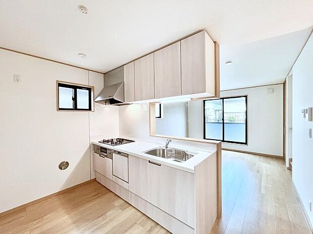 【ダイニングキッチン】料理をしながらご家族との会話を楽しめる対面カウンターキッチン