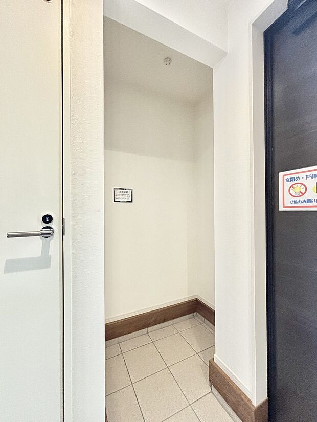 【収納】土間収納があるので、散らかりがちな玄関もスッキリ片付きます。 ベビーカーや外遊び道具も置けて便利です。